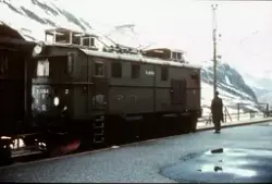 Elektrisk lokomotiv type El 9 2064 med tog til Flåm på Myrda