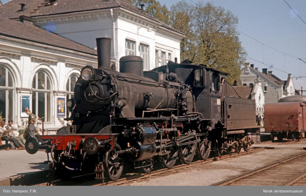 Damplokomotiv type 27a 297 på Hamar stasjon