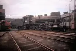 Damplokomotiv type 30a nr. 258 utenfor lokomotivstallen på S
