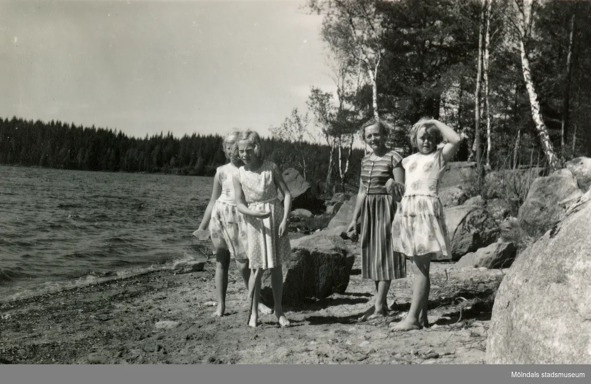 Eva och hennes lekkamrater kastar varpa, Insered i Hällingsjö 1957. Från vänster: Lena Englund, Eva Pettersson (gift Kempe), mamma Rosa och Monika. Axelsson. Relaterat motiv: 2023_0155.