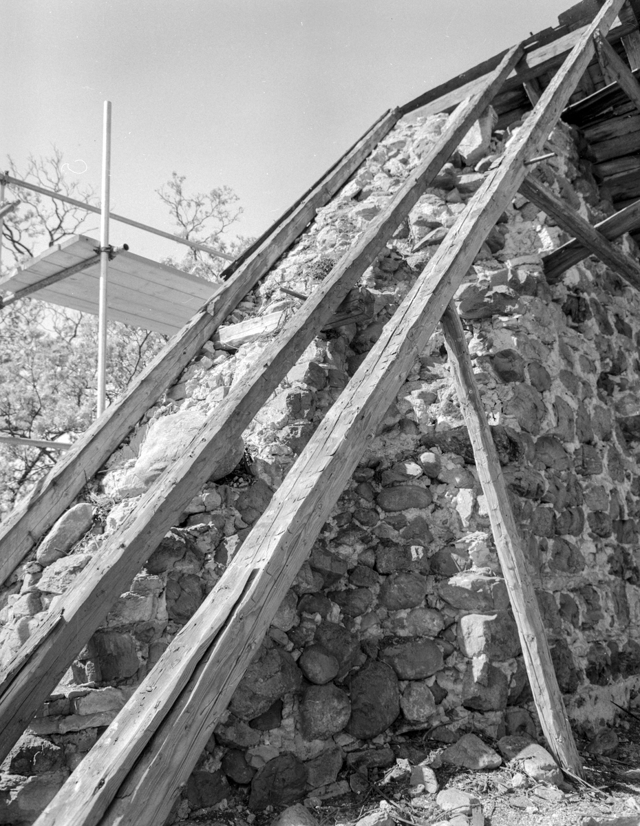 Mot slutet av 1960-talet hade brister på Askebys medeltida klosterkyrka nått den grad att en restaurering var oundviklig. Tre områden kunde definieras i kyrkans rötskadade brädtak, sprickor i rappningen och att grundmuren vittrade orsakat av tidigare pålagd cementputs. Våren 1969 kunde arbetet påbörjas under ledning av ingenjör Ture Jangvik och byggmästare Bengt Källström.