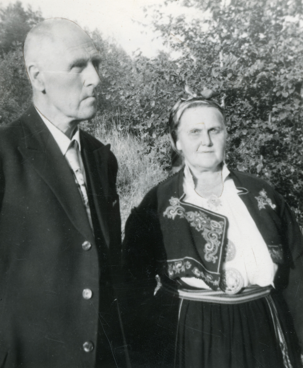 Dyrlege Fjalestad med kone fotografert av Varden i 1953.