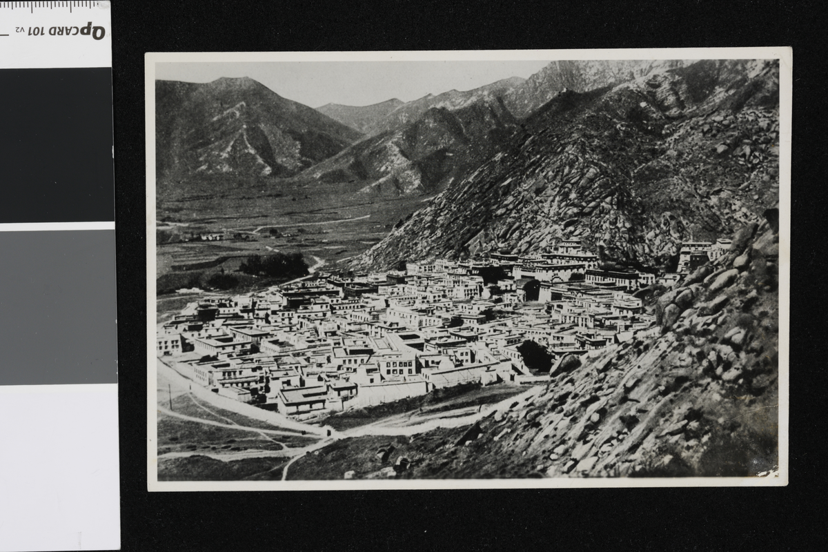 Oversiktsfotografi over Sera klosteret. Lhasa, Tibet. Muligens er dette et reprofotografi fra postkort. Fotografi samlet inn i forbindelse med Elisabeth Meyers reise til India 1932-33.