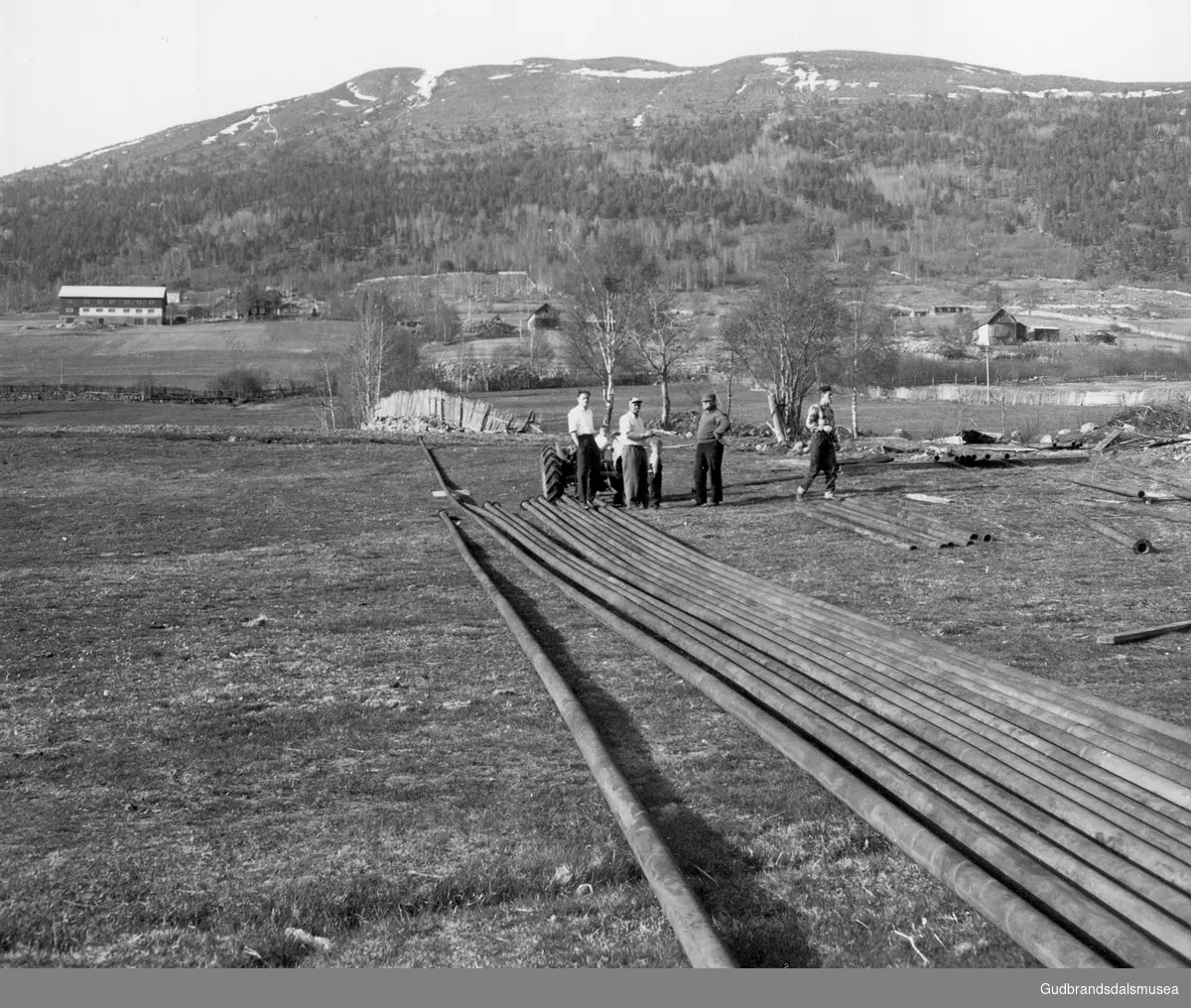 Røyr til nytt  vatningsanlegg på sygard Grimstad.  
F.h.: Olaf Guldbakke (f. 1933), Sverre Blikken (f. 1916)