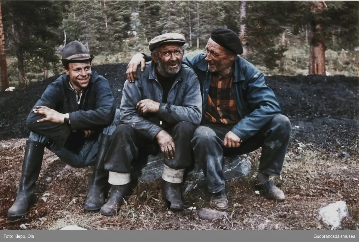 3 tjærebrennarar i Botten 1970.  
F.v.: Ola Pollmo (f. 1943), Erik Skamsar (f. 1913), Hans Klepp (f. 1903)