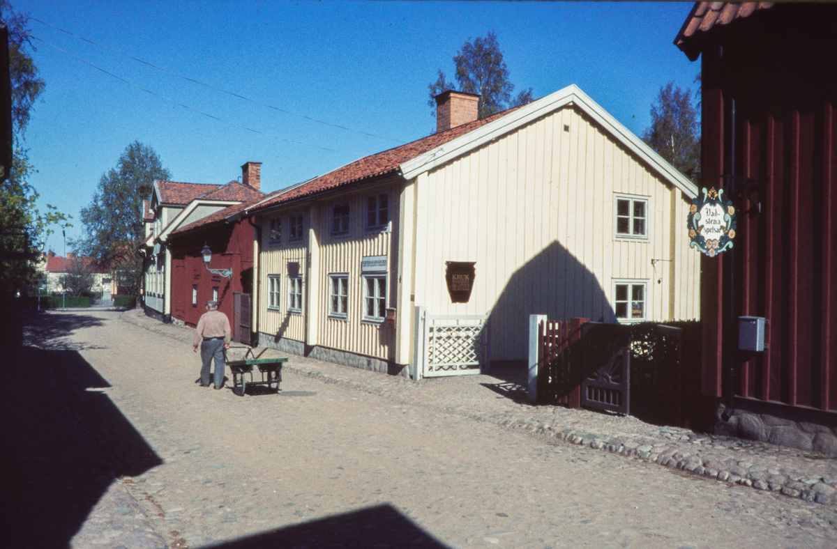 Anderska gården på Rådmansgatan i Gamla Linköping. Krukmakeri. 
Bilder från staden Linköping digitaliserade från diapositiv. Bilderna är från 1970-1990-talet.