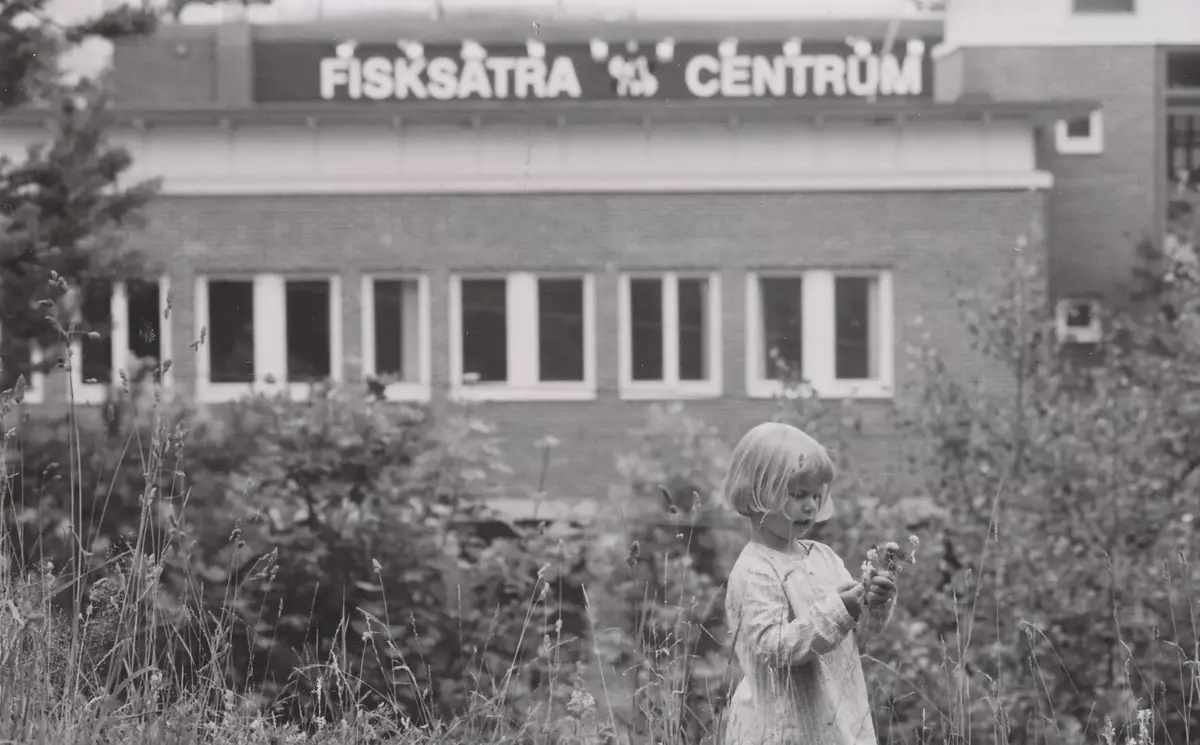 Barn Som Plockar Blommor I Fisksätra Centrum Utan år Fisksätra Lokalhistoriska Arkiv Nacka 9212