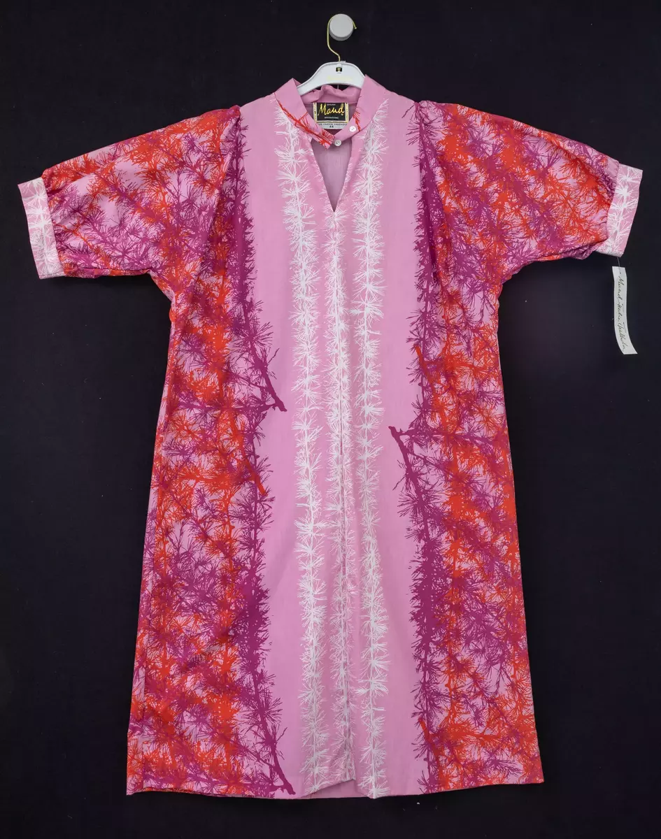 Klänning i luftig modell med knäppning fram i halslinningen. Sydd i tyg med mönstet Lärktra i rosa och lila nyanser.