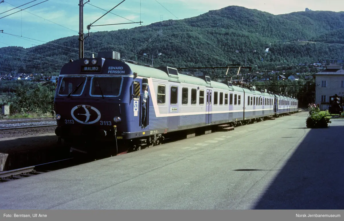 Statens Järnvägars elektriske motorvognsett litra X10 på Narvik stasjon