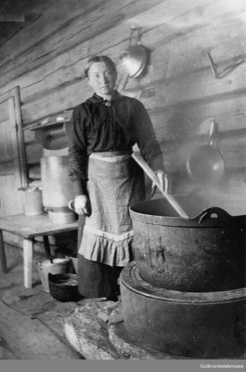 Olianna Forberg (f. 1902) rører i ostgryta