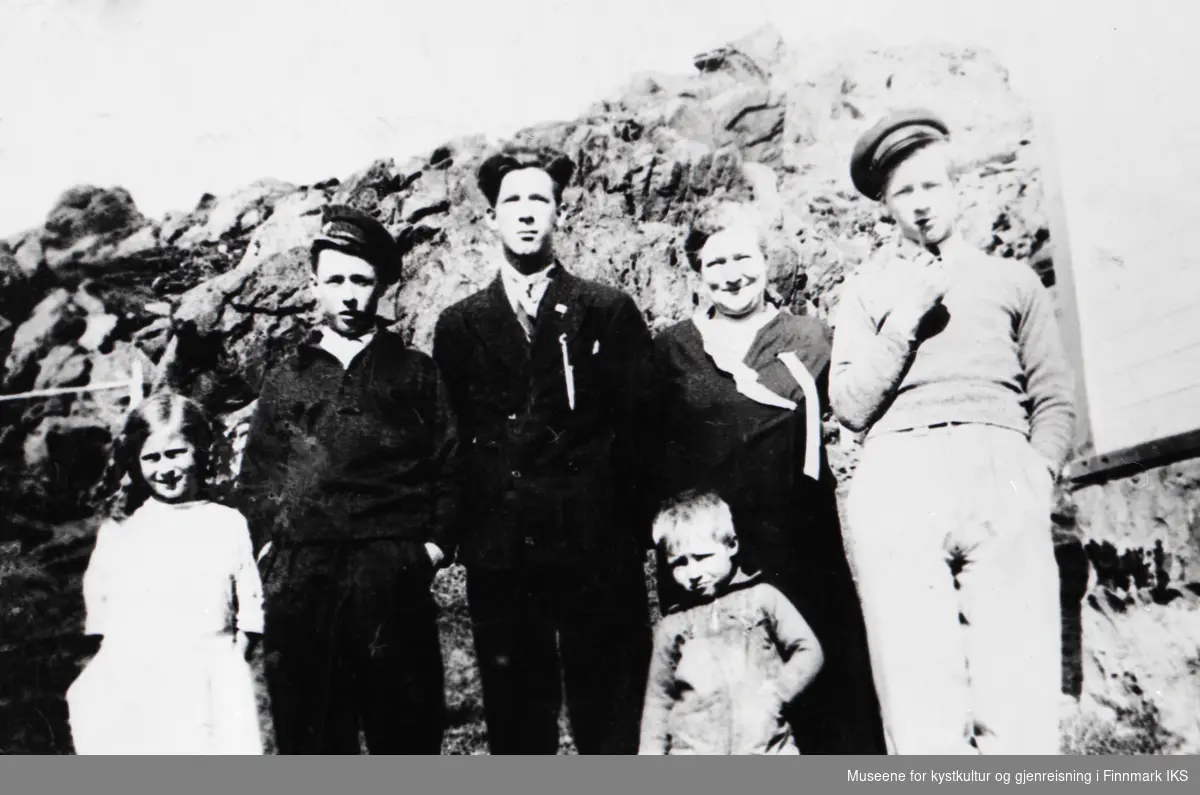 Kamøyvær. Gruppebilde av familien Kristiansen, tatt ved siden av skolen. 1936.