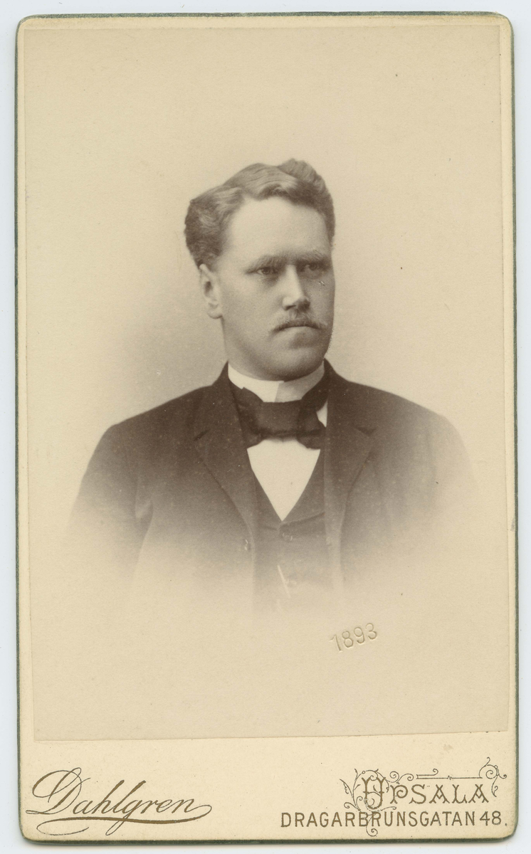 Porträtt på Arkivarie Erik Malmsten. Född år 1866 i Jönköping död i Stockholm.