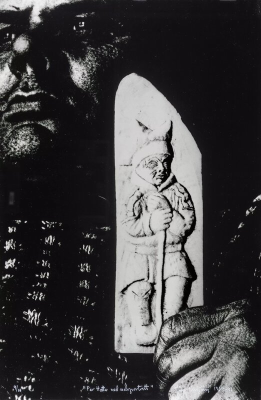 Nærbilde av en manns ansikt med en skulptur i hånden. Den er laget av horn eller hvaltenner. Relieffet er et selvportrett av Per Hætta.