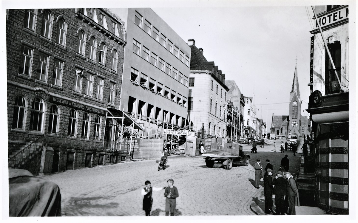 Torggata sett mot øst. Til venstre er Torggata 2 med Haugesund og Karmsunds forretningsbank. Strandgt. 162 er under bygging. Her skulle Bergens privatbank åpne. Øst for denne ligger Haugesunds sparebank i Strandgata 161. Lengst til høyre er et hotell.