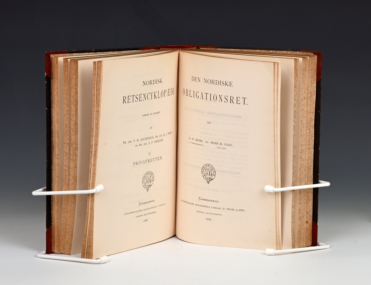 Bind II

Prot: Nordisk retsencyklopædi II-IV af T. H. Aschehoug, K. J. Berg og A. F. Kriger Kjøbenhavn. (Nummeret har 4 bd).
Bind II 1878 -80 (A) 5 bl. +156 s. (B) 6 bl + 250 s. (C) 7 bl. + 454 s. + 1 bl. 
Bind III 1882 3 bl. + 278 s. 
Bind IV 1879-80 (A) 3 bl. + 224 s. (B) 1 bl. + 314 s. 8 (Bd. II i chagrin,  III-IV hefta.