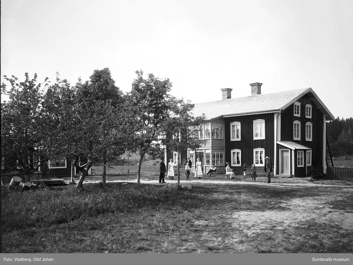 Gårdsbild från Skottsund med barn och vuxna som spelar krocket i trädgården. Gården, med anor från 1600-talet, kallades Pell-Persgården och låg där numera (2024) Skottsunds förskola ligger.