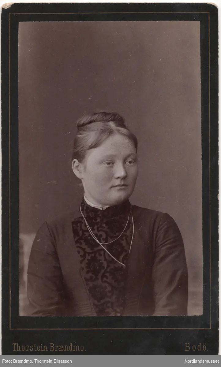 Portrett av en ung kvinne. Kristine Jensen, g. Fremmerlid. Brystbilde.