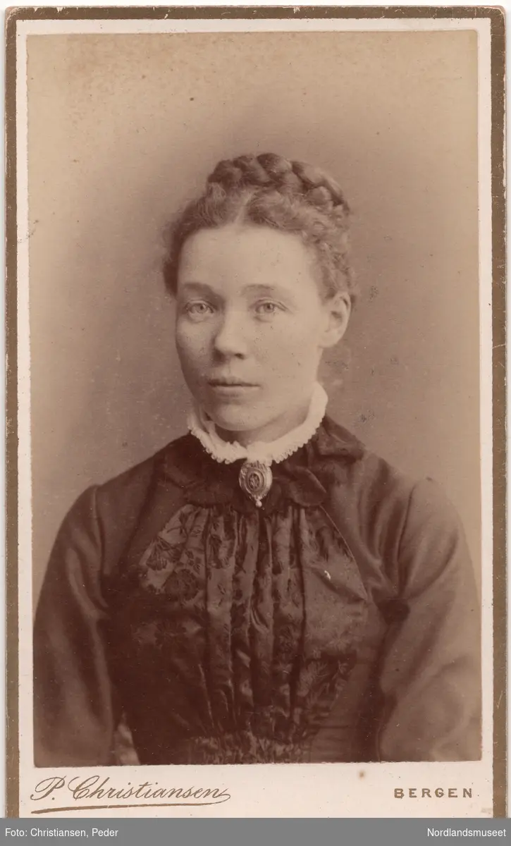 Portrettbilde av en ung kvinne. Adeleide Joakime Grønbech, gift Ellingsen.