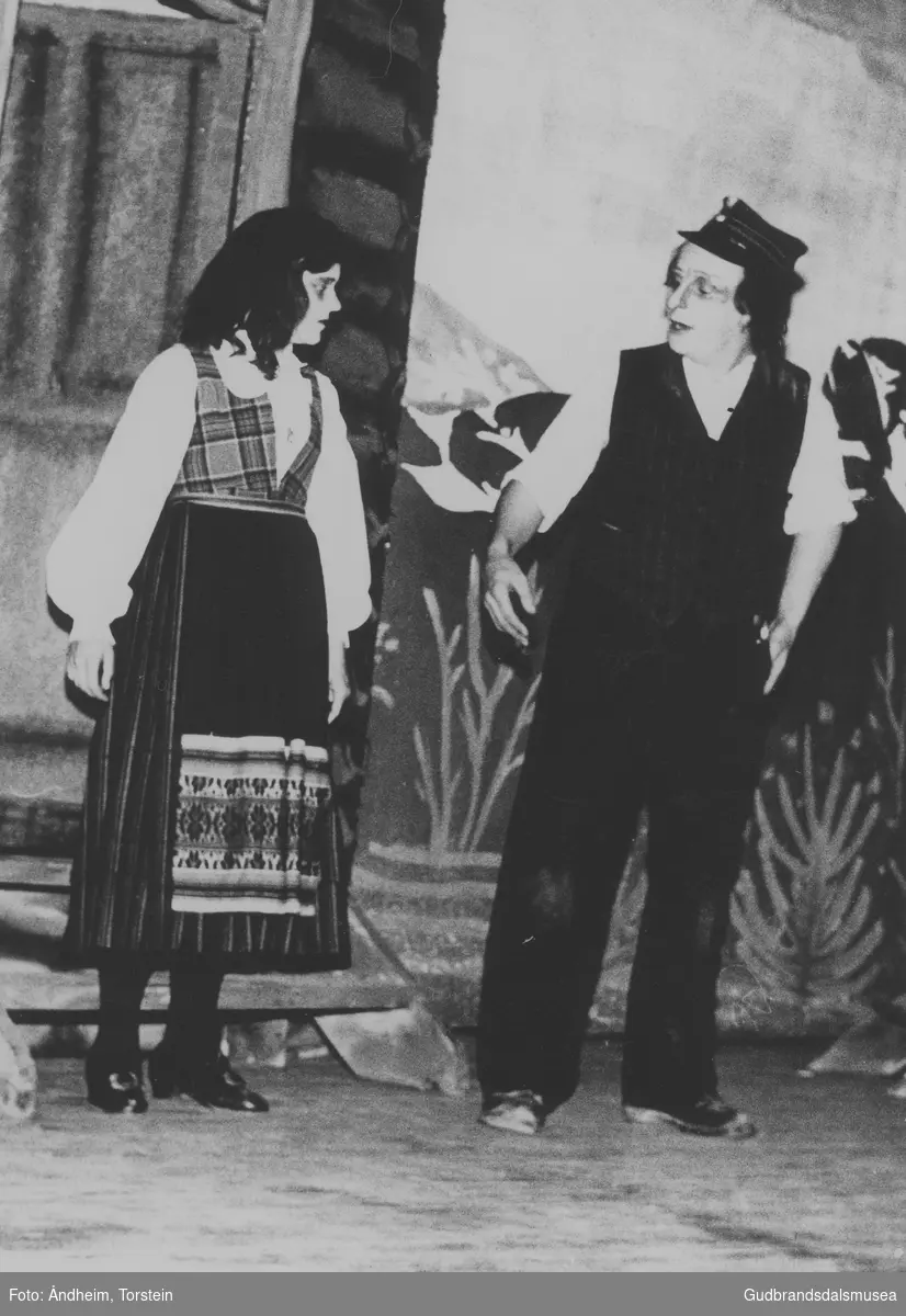 Randi Hånsnar (f. 1949 g. Tømte) og Ola Odden (f. 1932) spelar i "Fjelleventyret"