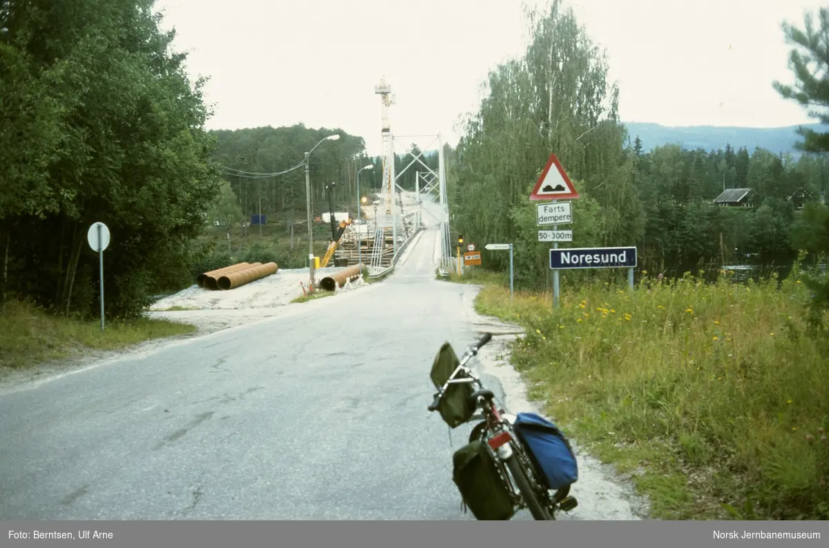 På sykkel ved Noresund bru i Krødsherad kommune