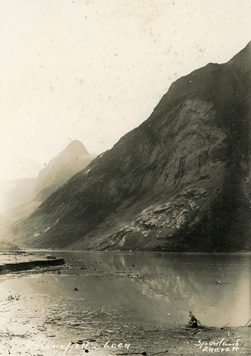 Motiv fra rasulykka i Lodalen 1936. Ravnefjellet der raset med ei enorm steinblokk falt ned i vatnet.