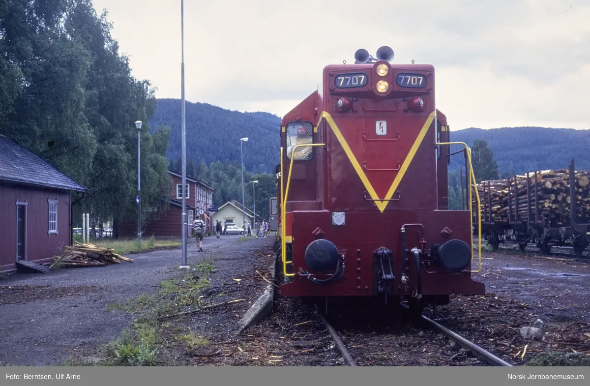 GM Gruppens diesellokomotiv EMD G12 nr. 7707 med ekstratog på Eina stasjon