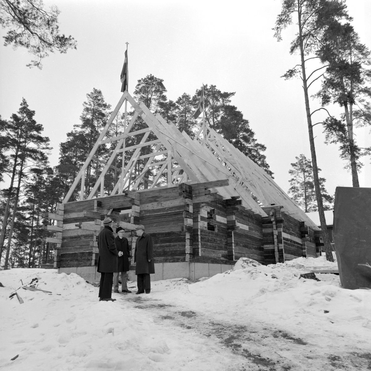 Några nedslag under uppförandet av stiftsgårdens kapell i Vårdnäs. Byggets läge under våren och sommaren 1980.