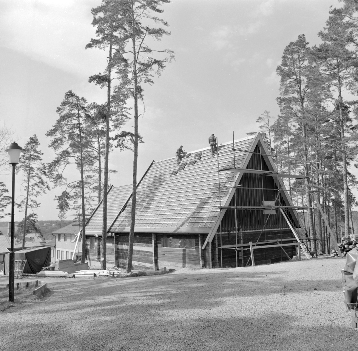 Några nedslag under uppförandet av stiftsgårdens kapell i Vårdnäs. Byggets läge under våren och sommaren 1980.