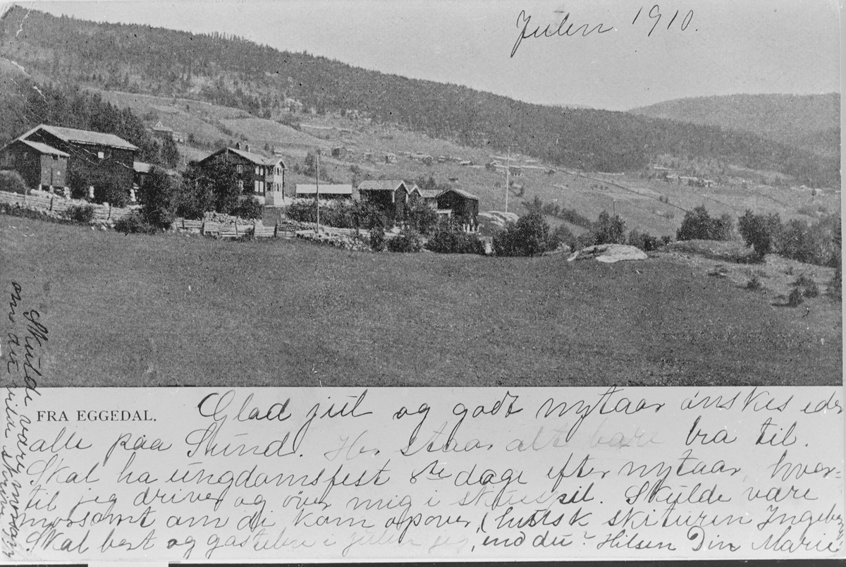 Brevkort fra Eggedal, med utsikt over kirkebygda. Brukt som julekort i 1910.