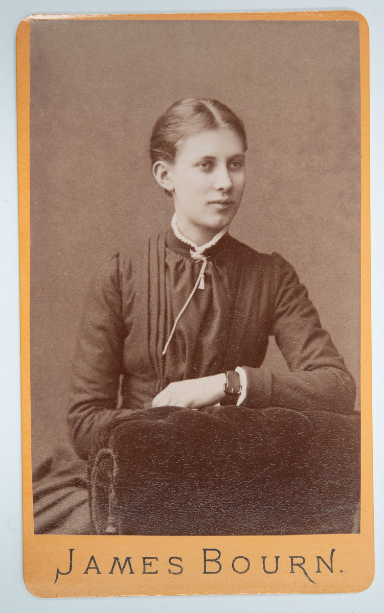 Visitkortsporträtt av okänd kvinna.Fotografiet sitter i fotoalbum som tillhört Gertrud Zachau. Fotografiet sitter på sida 13.