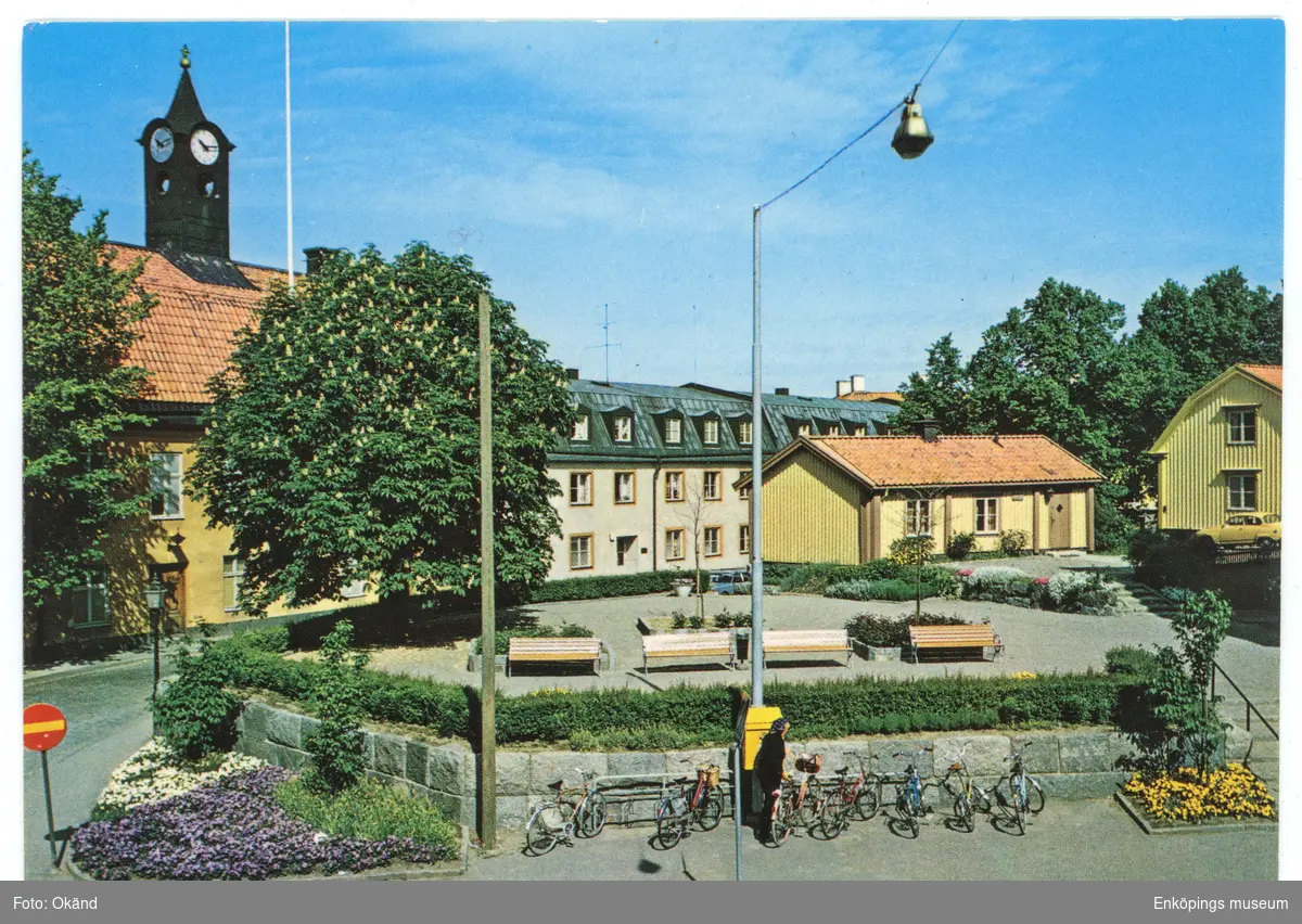 Vykort med motiv av kaplanen, Rådhuset och Rådhusgatan, Enköping. Fotograferat tidigt 1980-tal. Vykortet saknar poststämpel.
