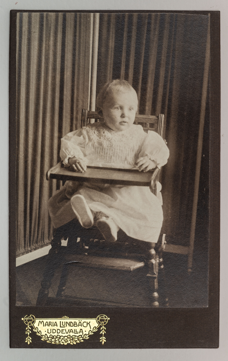 Visitkortsporträtt av okänt barn. Fotografiet sitter i fotoalbum som tillhört Gertrud Zachau. Fotografiet sitter på sida 34.