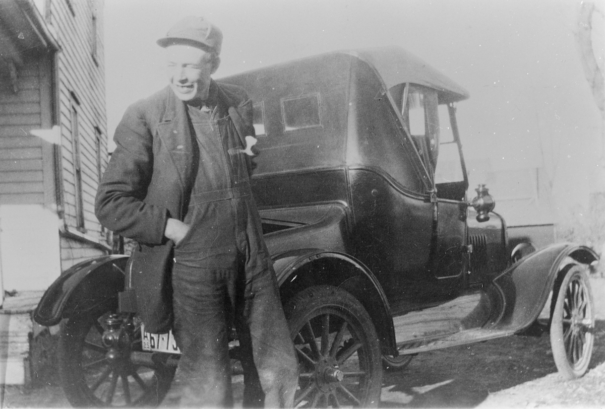 Knut T. Langerud, ved en  bil i Alberta i Canada, ca. 1925