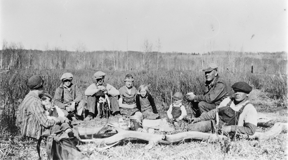 Halvor Grønseth og K. Tangen med familier, på fisketur. To familier på fisketur. Ukjent sted, ca. 1930.
