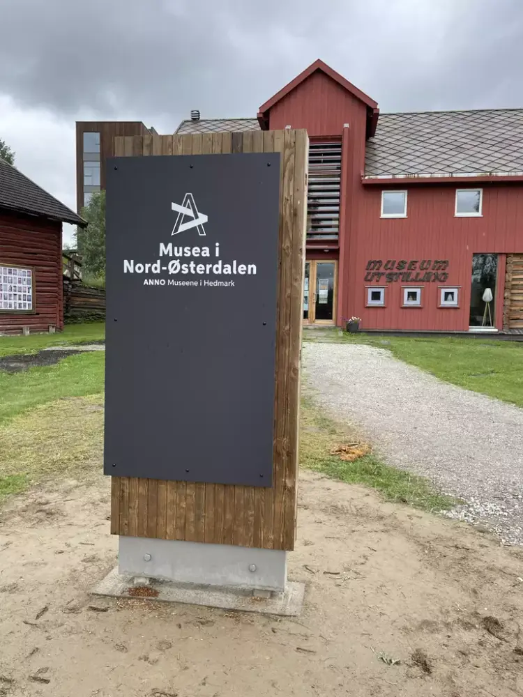 SKilt med Anno musea i Nord-Østerdalen logo, på tunet på Ramsmoen i Tynset.