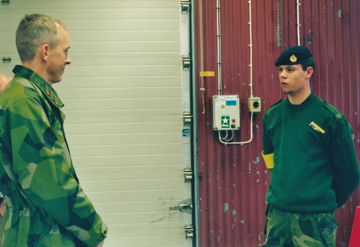 C OPIL pratar med soldat från P 4. C OPIL, generalmajor Jan Jonsson, besök vid T 2 i november 2000.