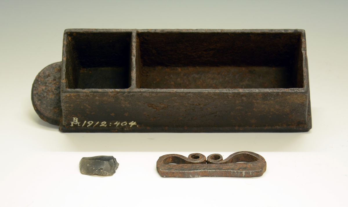 Fyrtøykasse. Fra protokollen: En kasse av jern til fyrstaal.
Med fyrstål og flint.