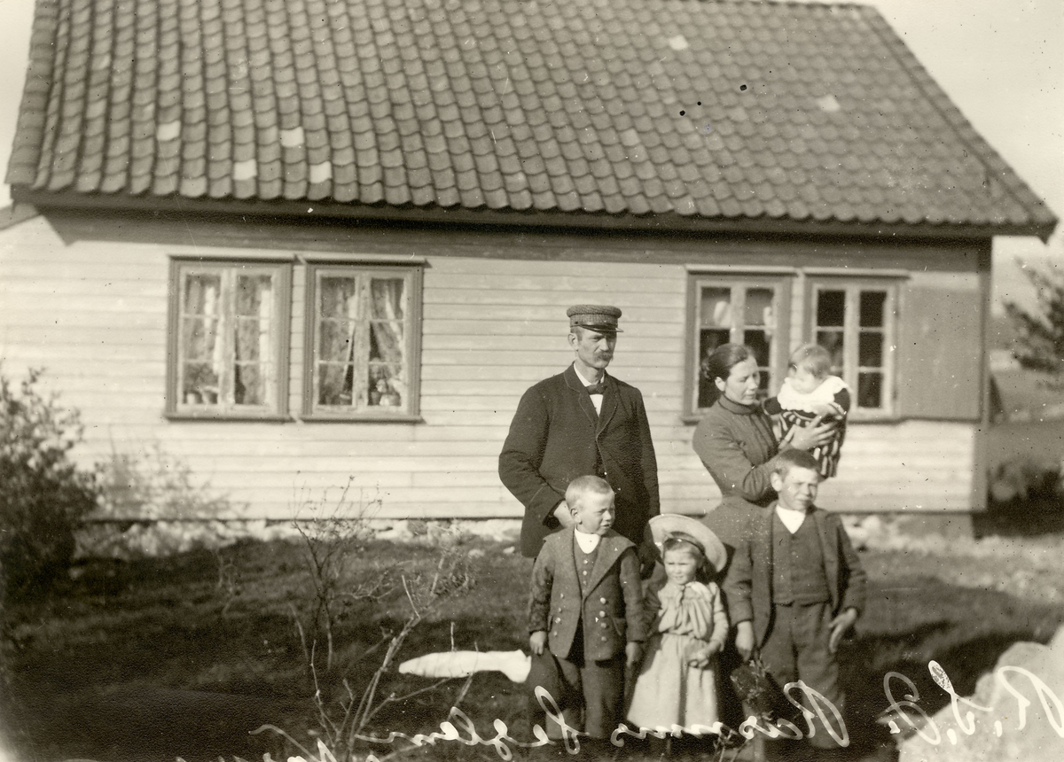 Rasmus Seglem med familie samlet foran bolighuset sitt på Seglem
