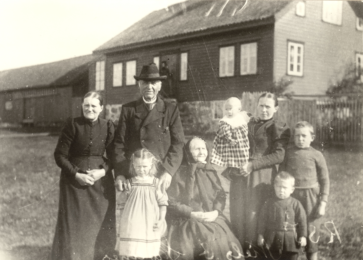 Familien Nils K.Svanes står foran bolighuset på gården på Svanes