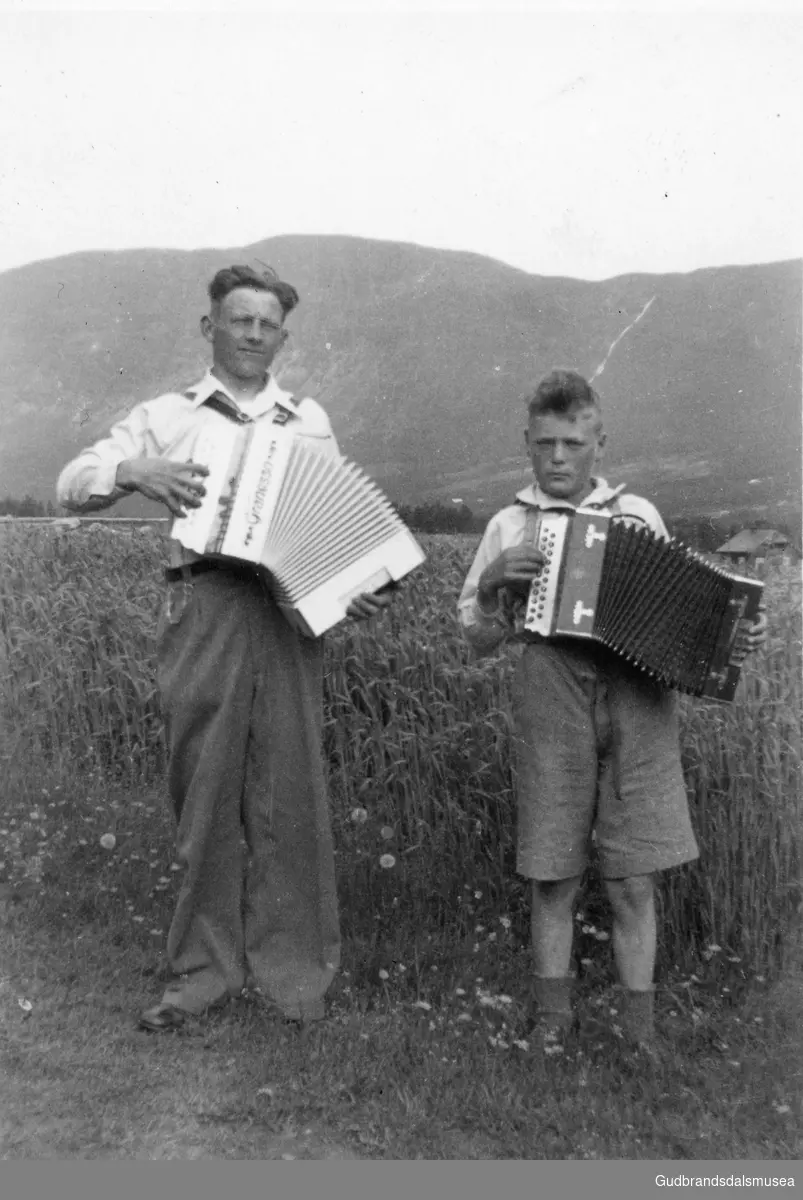 Kristian Haugen (f. 1912) og Erling Kveen (f. 1926) med trekkspel