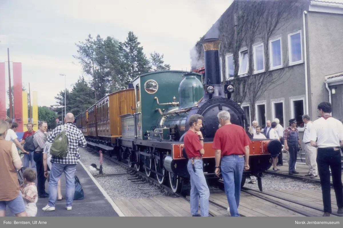 Nyrestaurert damplokomotiv 2a nr. 17 med karettog vises for publikum for første gang på Jernbanemuseets dag