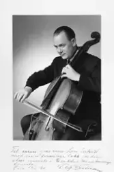 Portrett av cellist Sigurd Svensen 1956.  Sigurd Svensen var