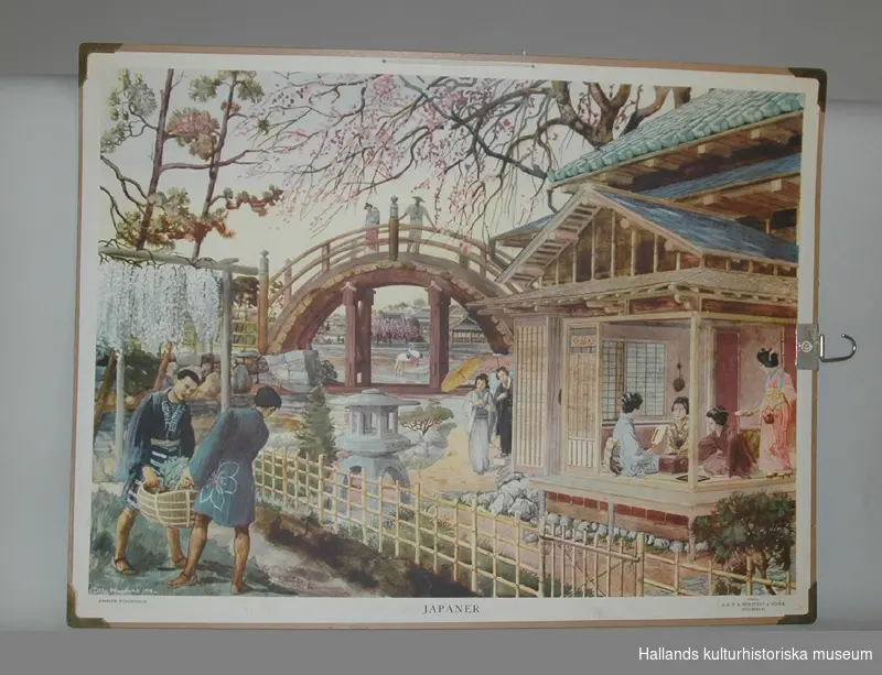 Skolplansch av papp, med metallförstärkta hörn. Visar japaner i traditionell klädsel, en trädgård, ett tehus, samt silkesmaskodling. Text: "Japaner." Bredd: 86,5 cm, höjd: 66 cm.