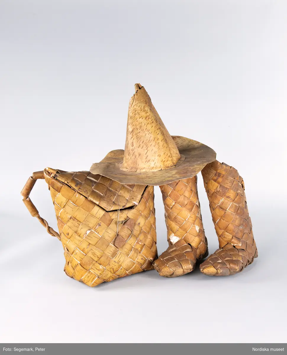 Arrangemang med föremål gjorda av näver. Näverstövlar från Lekvattnet i Värmland, näverkonten från Västmanlands finnmark. Den spetsiga hatten är av en ovanlig typ, även den kommer från finnmarken.