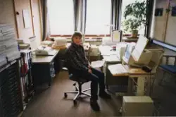 Frida Risheim (f. 1975 g. Hjeltar) på kontoret til Skjåk Alm