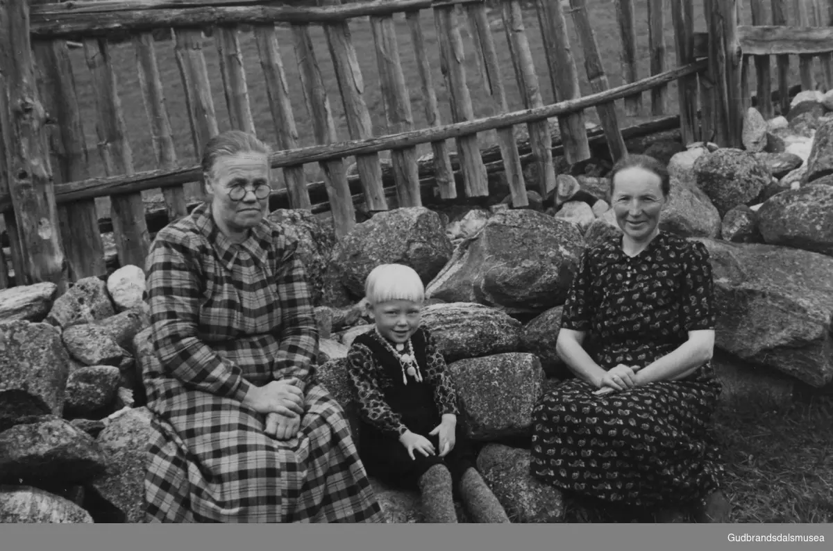 F.v.: Anne Horten (f. 1883), Marit Horten (f. 1937 g. Rusten) og Ragnhild Horten (f. 1895)