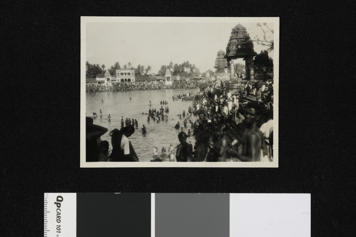 Mennesker vasker seg i dammen ved templet i Kumbakonam. Fotografi tatt i forbindelse med Elisabeth Meyers reise til India 1932-33.