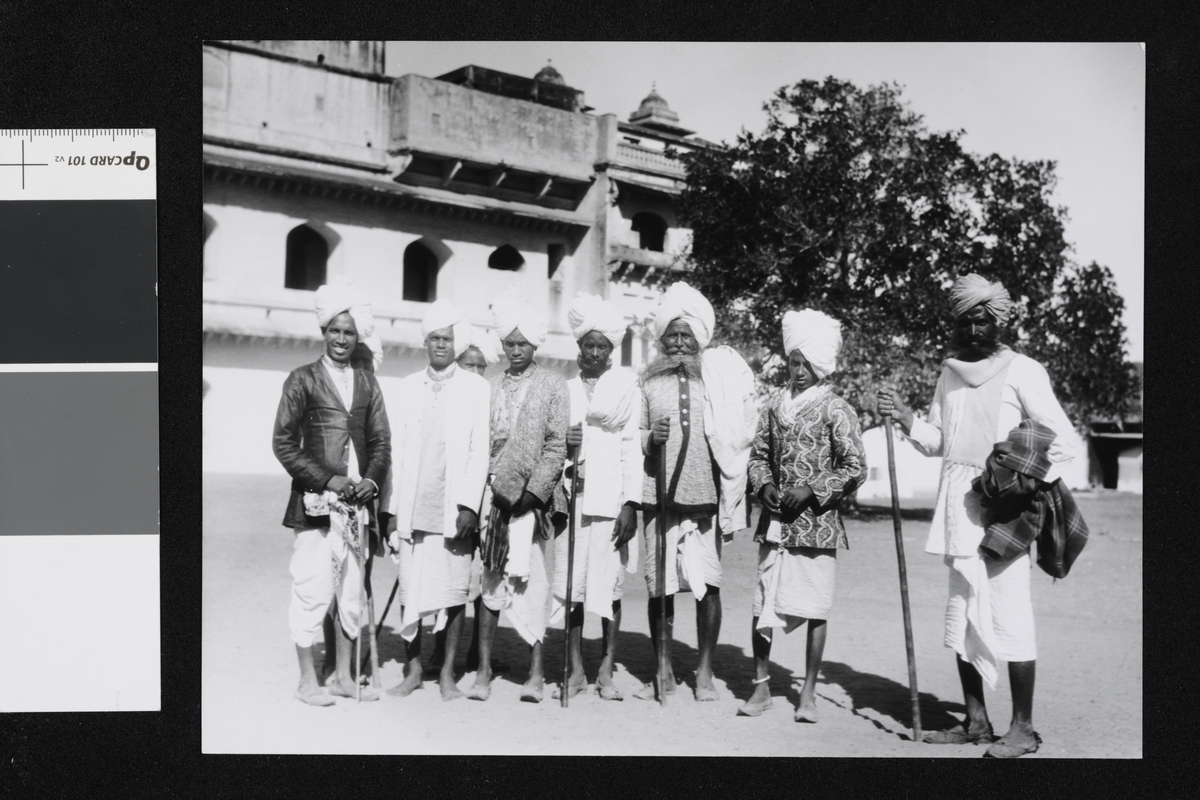 Gruppe med pilgrimer, Kumbakonam eller Udaipur? Fotografi tatt i forbindelse med Elisabeth Meyers reise til India 1932-33.