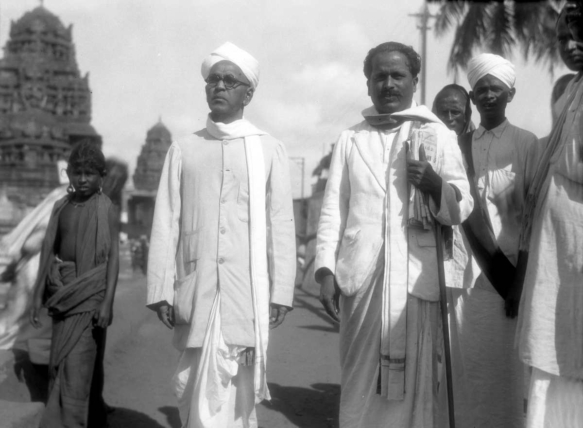 To menn, muligens leger, i Kumbakonam. Fotografi tatt i forbindelse med Elisabeth Meyers reise til India 1932-33.