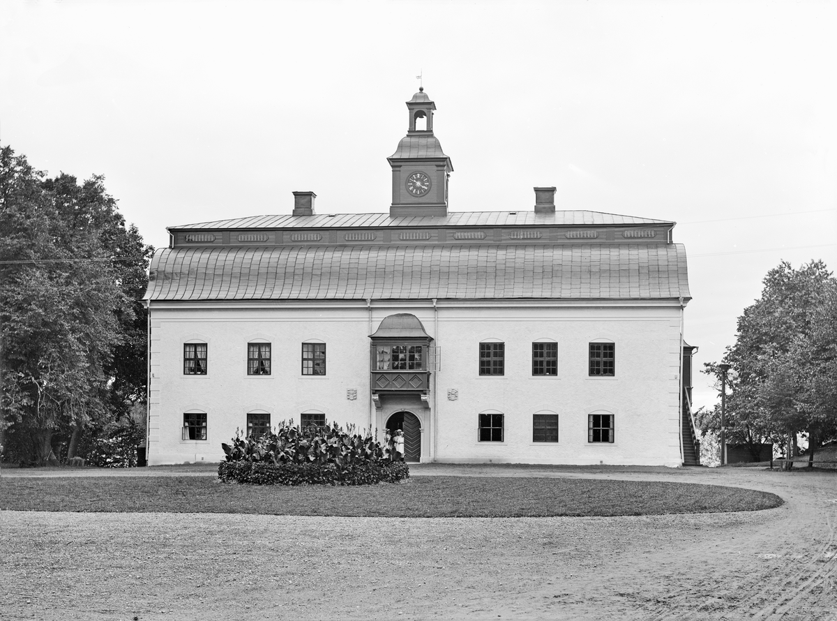 Gamla slottet på Bjärka Säby 1899. Uppfört från 1632 på initiativ av Per Nilsson Natt och Dag. Slottet ersattes med det så kallade Nya slottet som uppfördes strax intill vid 1790-talet.